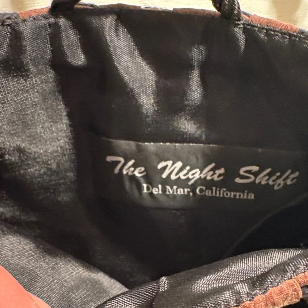 Elegant Woven Crossbody Bag in Deep Brown - Picture 4 of 9